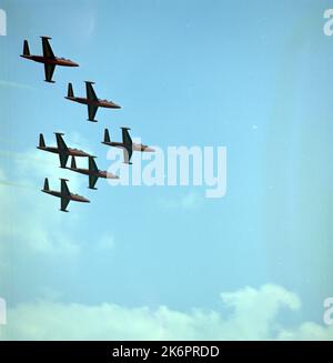 Low Angle View des englischen Red Arrow Demonstrationsteams in Flight Formation. Low Angle View des englischen Red Arrow Demonstrationsteams in Flight Formation. 'Kleine Brogel Airfield, Belgien…Niederwinkelansicht des englischen Rotpfeil-Demonstrationsteams in Flugformation während des NATO-Tiger-Meet '70, einem Waffenwettbewerb, an dem Kampfgeschwader aus NATO-Ländern beteiligt sind, die das Tiger-Symbol tragen.' Fotograf: Master Sgt. H.D. Robinson Stockfoto