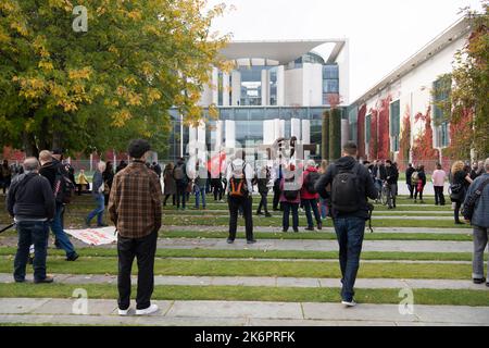 Berlin, Deutschland. 15. Oktober 2022. Teilnehmer der Kundgebung der Initiative #ichbinarmutsverraten stehen im Bundeskanzleramt. #IchBinArmutsverraten ist ein Hashtag, der seit Mai 2022 im sozialen Netzwerk Twitter verbreitet wird. Von Armut betroffene Menschen berichten über ihre Erfahrungen und Probleme. Quelle: Paul Zinken/dpa/Alamy Live News Stockfoto