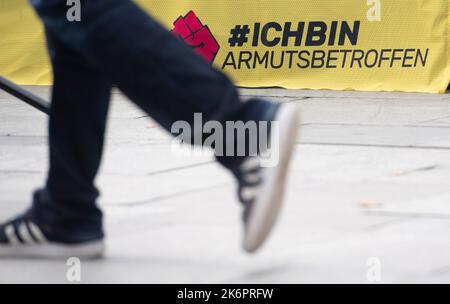 Berlin, Deutschland. 15. Oktober 2022. #IamPovertyAffected steht auf einem Banner bei der Kundgebung der Initiative im Bundeskanzleramt. #Ich bin von Armut betroffen ist ein Hashtag, der seit Mai 2022 im sozialen Netzwerk Twitter verbreitet wird. Von Armut betroffene Menschen berichten über ihre Erfahrungen und Probleme. Quelle: Paul Zinken/dpa/Alamy Live News Stockfoto