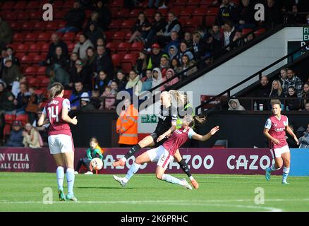 Birmingham, Großbritannien. 15. Oktober 2022. Birmingham, Oktober 15. 2022 Anna Patten von Aston Villa tackt während des Women's Super League-Spiels zwischen Aston Villa und West Ham, Oktober 15. 2022 (Karl W Newton/SPP) Quelle: SPP Sport Pressefoto. /Alamy Live News Stockfoto