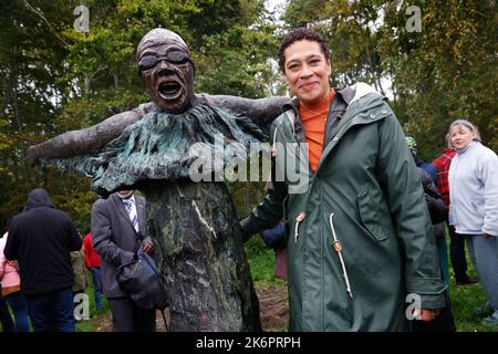 Almere, Niederlande. 15. Oktober 2022. 2022-10-15 13:58:46 ALMERE - Enith Brigitha während der Enthüllung einer Statue von ihr. Das Kunstwerk ist eine Hommage an den 67-jährigen Schwimmer mit Curaçao-Abstammung, der bei den Sommerspielen 1976 in Montreal zwei Bronzemedaillen (100 und 200 Meter Freistil) gewann. ANP BAS CZERWINSKI netherlands Out - belgium Out Credit: ANP/Alamy Live News Stockfoto