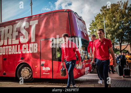 Wolverhampton, Großbritannien. 15. Oktober 2022. Neco Williams #7 aus Nottingham Forest und Harry Toffolo #15 aus Nottingham Forest kommen vor dem Premier League-Spiel Wolverhampton Wanderers gegen Nottingham Forest in Molineux, Wolverhampton, Großbritannien, 15.. Oktober 2022 (Foto von Ritchie Sumpter/News Images) in Wolverhampton, Großbritannien am 10/15/2022. (Foto von Ritchie Sumpter/News Images/Sipa USA) Quelle: SIPA USA/Alamy Live News Stockfoto