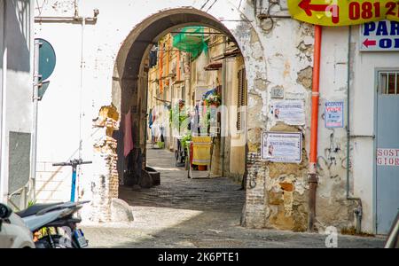 April 04 2022 - Neapel Italien - die überfüllte Straße eines Morgens mit vielen farbigen Wäschereien, die zum Trocknen ausgehängt wurden Stockfoto