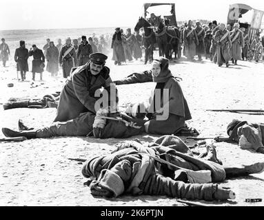 OMAR SHARIF und JULIE CHRISTIE in DOKTOR ZHIVAGO 1965 Regisseur DAVID LEAN Roman Boris Pasternak Drehbuch Robert Bolt Musik Maurice Jarre Italien-USA Koproduktion Carlo Ponti Produktion / Sostar S.A. / Metro Goldwyn Mayer Stockfoto