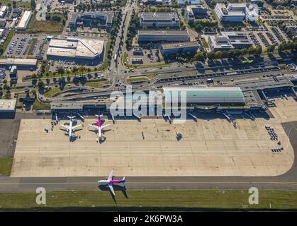 Luftaufnahme, Flugzeuge am Terminal, Flughafen Dortmund, Wickede, Dortmund, Ruhrgebiet, Nordrhein-Westfalen, Deutschland, Terminalgebäude, DE, Dortmund A Stockfoto