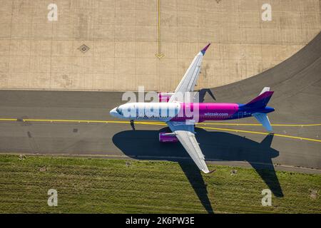 Luftaufnahme, wizzair-Flugzeug am Flughafen Dortmund, Wickede, Dortmund, Ruhrgebiet, Nordrhein-Westfalen, Deutschland, Terminalgebäude, DE, Flughafen Dortmund Stockfoto