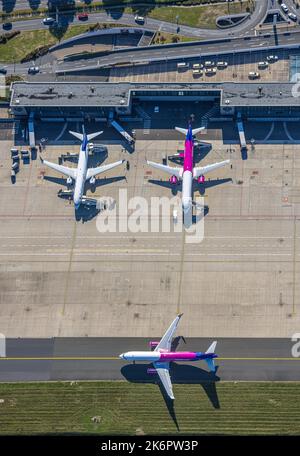 Luftaufnahme, Flugzeuge am Terminal, Flughafen Dortmund, Wickede, Dortmund, Ruhrgebiet, Nordrhein-Westfalen, Deutschland, Terminalgebäude, DE, Dortmund A Stockfoto
