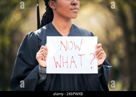 Ich brauche einen Reiseführer zum Leben. Nahaufnahme einer nicht erkennbaren Frau mit einem Schild, auf dem jetzt steht, was am Abschlusstag. Stockfoto