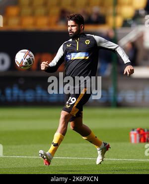 Diego Costa von Wolverhampton Wanderers erwärmt sich auf dem Spielfeld vor dem Premier League-Spiel im Molineux Stadium, Wolverhampton. Bilddatum: Samstag, 15. Oktober 2022. Stockfoto