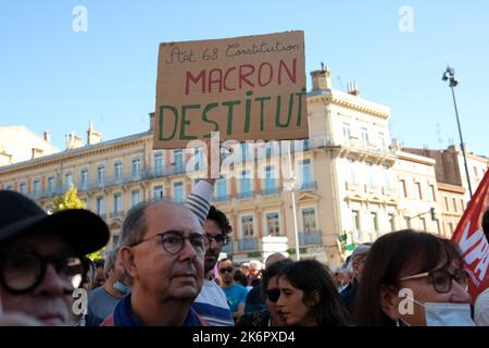 Toulouse, Frankreich. 15. Oktober 2022. Demonstrator mit Plakat für die Amtsenthebung Macrons. In Toulouse (Frankreich) fand am Vorabend des geplanten marsches in der Hauptstadt am 15. Oktober 2022 eine NUPES-Kundgebung statt. Die verschiedenen linken Parteien ergriffen das Wort, um angesichts der Inflation und der sozialen Ungerechtigkeit Lohn- und Rentenerhöhungen zu fordern und die Entscheidungen der Regierung, die den Klimaherausforderungen entsprechen, zu treffen. Foto von Patrick Batard/ABACAPRESS.COM Quelle: Abaca Press/Alamy Live News Stockfoto