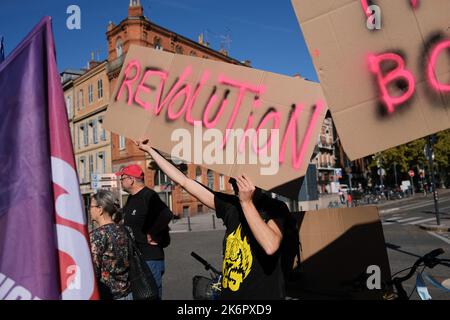 Toulouse, Frankreich. 15. Oktober 2022. Demonstrator mit Schild „Revoluition“. In Toulouse (Frankreich) fand am Vorabend des geplanten marsches in der Hauptstadt am 15. Oktober 2022 eine NUPES-Kundgebung statt. Die verschiedenen linken Parteien ergriffen das Wort, um angesichts der Inflation und der sozialen Ungerechtigkeit Lohn- und Rentenerhöhungen zu fordern und die Entscheidungen der Regierung, die den Klimaherausforderungen entsprechen, zu treffen. Foto von Patrick Batard/ABACAPRESS.COM Quelle: Abaca Press/Alamy Live News Stockfoto