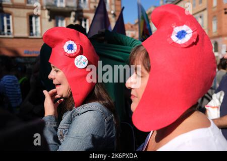 Toulouse, Frankreich. 15. Oktober 2022. Demonstranten mit revolutionären, frigianischen Kappen. In Toulouse (Frankreich) fand am Vorabend des geplanten marsches in der Hauptstadt am 15. Oktober 2022 eine NUPES-Kundgebung statt. Die verschiedenen linken Parteien ergriffen das Wort, um angesichts der Inflation und der sozialen Ungerechtigkeit Lohn- und Rentenerhöhungen zu fordern und die Entscheidungen der Regierung, die den Klimaherausforderungen entsprechen, zu treffen. Foto von Patrick Batard/ABACAPRESS.COM Quelle: Abaca Press/Alamy Live News Stockfoto