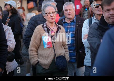 Toulouse, Frankreich. 15. Oktober 2022. Älterer Protestler mit Frankreich-Insoumise-Aufklebern. In Toulouse (Frankreich) fand am Vorabend des geplanten marsches in der Hauptstadt am 15. Oktober 2022 eine NUPES-Kundgebung statt. Die verschiedenen linken Parteien ergriffen das Wort, um angesichts der Inflation und der sozialen Ungerechtigkeit Lohn- und Rentenerhöhungen zu fordern und die Entscheidungen der Regierung, die den Klimaherausforderungen entsprechen, zu treffen. Foto von Patrick Batard/ABACAPRESS.COM Quelle: Abaca Press/Alamy Live News Stockfoto