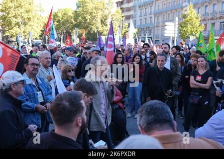 Toulouse, Frankreich. 15. Oktober 2022. In Toulouse (Frankreich) fand am Vorabend des geplanten marsches in der Hauptstadt am 15. Oktober 2022 eine NUPES-Kundgebung statt. Die verschiedenen linken Parteien ergriffen das Wort, um angesichts der Inflation und der sozialen Ungerechtigkeit Lohn- und Rentenerhöhungen zu fordern und die Entscheidungen der Regierung, die den Klimaherausforderungen entsprechen, zu treffen. Foto von Patrick Batard/ABACAPRESS.COM Quelle: Abaca Press/Alamy Live News Stockfoto