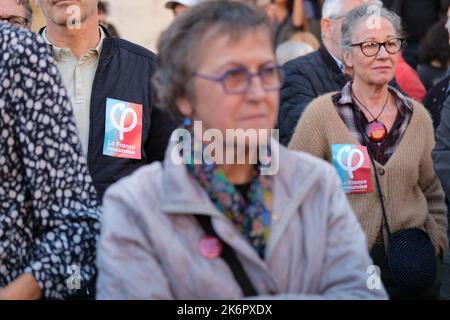 Toulouse, Frankreich. 15. Oktober 2022. Ältere Demonstranten mit Aufklebern von France Insoumise. In Toulouse (Frankreich) fand am Vorabend des geplanten marsches in der Hauptstadt am 15. Oktober 2022 eine NUPES-Kundgebung statt. Die verschiedenen linken Parteien ergriffen das Wort, um angesichts der Inflation und der sozialen Ungerechtigkeit Lohn- und Rentenerhöhungen zu fordern und die Entscheidungen der Regierung, die den Klimaherausforderungen entsprechen, zu treffen. Foto von Patrick Batard/ABACAPRESS.COM Quelle: Abaca Press/Alamy Live News Stockfoto