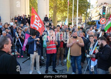 Toulouse, Frankreich. 15. Oktober 2022. Demonstrator mit der linken Gewerkschaftsflagge der CGT. In Toulouse (Frankreich) fand am Vorabend des geplanten marsches in der Hauptstadt am 15. Oktober 2022 eine NUPES-Kundgebung statt. Die verschiedenen linken Parteien ergriffen das Wort, um angesichts der Inflation und der sozialen Ungerechtigkeit Lohn- und Rentenerhöhungen zu fordern und die Entscheidungen der Regierung, die den Klimaherausforderungen entsprechen, zu treffen. Foto von Patrick Batard/ABACAPRESS.COM Quelle: Abaca Press/Alamy Live News Stockfoto