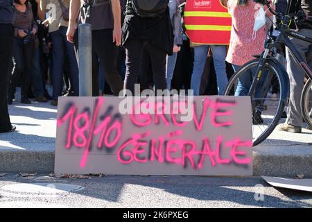 Toulouse, Frankreich. 15. Oktober 2022. Demonstrator mit Plakat gegen die Polizei „Todesstrafe wieder eingeführt? Die Polizei tötet ständig.“ Quelle: Abaca Press/Alamy Live News Stockfoto