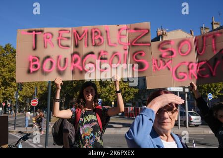 Toulouse, Frankreich. 15. Oktober 2022. Demonstrator mit dem Zeichen 'zittern, bürgerlich'. In Toulouse (Frankreich) fand am Vorabend des geplanten marsches in der Hauptstadt am 15. Oktober 2022 eine NUPES-Kundgebung statt. Die verschiedenen linken Parteien ergriffen das Wort, um angesichts der Inflation und der sozialen Ungerechtigkeit Lohn- und Rentenerhöhungen zu fordern und die Entscheidungen der Regierung, die den Klimaherausforderungen entsprechen, zu treffen. Foto von Patrick Batard/ABACAPRESS.COM Quelle: Abaca Press/Alamy Live News Stockfoto