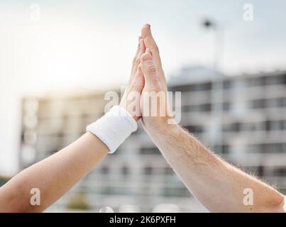 Spiel. Eingestellt. Übereinstimmung. Zwei nicht erkennbare Tennisspieler, die sich im Freien auf einem Platz hochhalten. Stockfoto