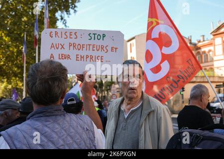 Toulouse, Frankreich. 15. Oktober 2022. Demonstrator mit Plakat gegen Krisenprofiteure. In Toulouse (Frankreich) fand am Vorabend des geplanten marsches in der Hauptstadt am 15. Oktober 2022 eine NUPES-Kundgebung statt. Die verschiedenen linken Parteien ergriffen das Wort, um angesichts der Inflation und der sozialen Ungerechtigkeit Lohn- und Rentenerhöhungen zu fordern und die Entscheidungen der Regierung, die den Klimaherausforderungen entsprechen, zu treffen. Foto von Patrick Batard/ABACAPRESS.COM Quelle: Abaca Press/Alamy Live News Stockfoto