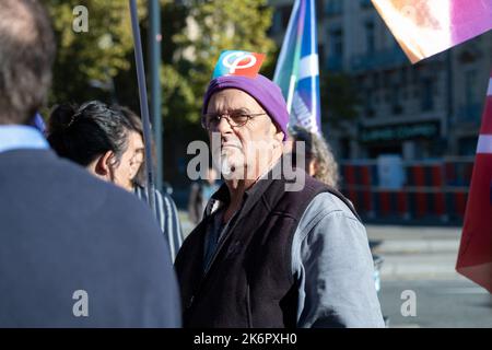 Toulouse, Frankreich. 15. Oktober 2022. Älterer Protestler mit Frankreich-Insoumise-Aufkleber. In Toulouse (Frankreich) fand am Vorabend des geplanten marsches in der Hauptstadt am 15. Oktober 2022 eine NUPES-Kundgebung statt. Die verschiedenen linken Parteien ergriffen das Wort, um angesichts der Inflation und der sozialen Ungerechtigkeit Lohn- und Rentenerhöhungen zu fordern und die Entscheidungen der Regierung, die den Klimaherausforderungen entsprechen, zu treffen. Foto von Patrick Batard/ABACAPRESS.COM Quelle: Abaca Press/Alamy Live News Stockfoto