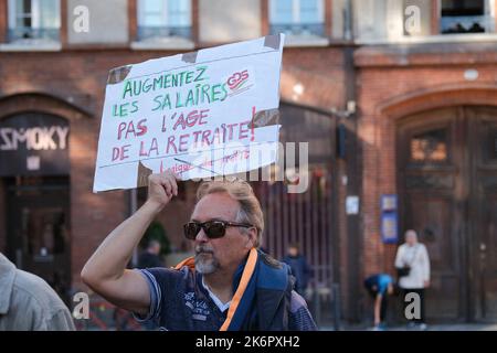 Toulouse, Frankreich. 15. Oktober 2022. Protestierende mit Zeichen gegen die Rentenreform. In Toulouse (Frankreich) fand am Vorabend des geplanten marsches in der Hauptstadt am 15. Oktober 2022 eine NUPES-Kundgebung statt. Die verschiedenen linken Parteien ergriffen das Wort, um angesichts der Inflation und der sozialen Ungerechtigkeit Lohn- und Rentenerhöhungen zu fordern und die Entscheidungen der Regierung, die den Klimaherausforderungen entsprechen, zu treffen. Foto von Patrick Batard/ABACAPRESS.COM Quelle: Abaca Press/Alamy Live News Stockfoto