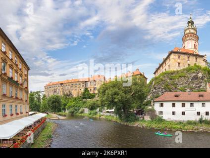 Burg Cesky Krumlov mit Turm und Rafting auf der Moldau. Cesky Krumlov, Tschechische Republik Stockfoto