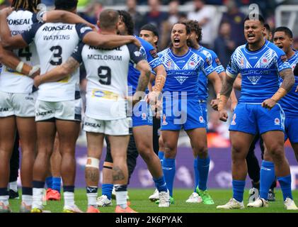 Samoa spielen die Siva Tau vor dem Rugby League World Cup-Spiel Der Gruppe A im St. James' Park, Newcastle upon Tyne. Bilddatum: Samstag, 15. Oktober 2022. Stockfoto