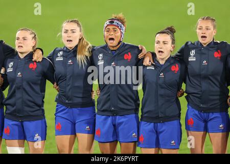 Französische Spieler singen beim Rugby-Weltmeisterschaft der Frauen die Nationalhymne Frankreich gegen England Frauen im Northland Events Center, Whangarei, Neuseeland, 15.. Oktober 2022 (Foto von Natalie Bell/News Images) Stockfoto