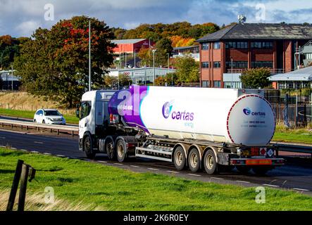 Dundee, Tayside, Schottland, Großbritannien. 15. Oktober 2022. Wetter in Großbritannien: Die Temperaturen in bestimmten Teilen Nordostschottlands erreichten unter der bitterkalten Herbstsonne 10 Grad Celsius. Während die Obergrenze für die Energiepreise im Oktober mit steigender Inflation bestimmt wird, wird sie für den durchschnittlichen Eigenheimmanken voraussichtlich bei etwa £3.500 liegen. Tanker, die entlang der zweispurigen Fahrbahn Dundee West fahren, transportieren Gas zu Energieunternehmen, und außerdem wird Großbritannien im Winter 2022-2023 mit Gasengpässen rechnen müssen. Kredit: Dundee Photographics/Alamy Live Nachrichten Stockfoto