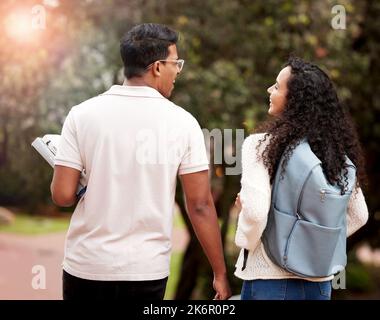 Auf dem Weg in eine bessere Zukunft. Zwei junge Studenten an der Hochschule. Stockfoto