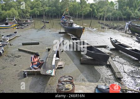 Fischer, der auf dem Boot arbeitet Stockfoto