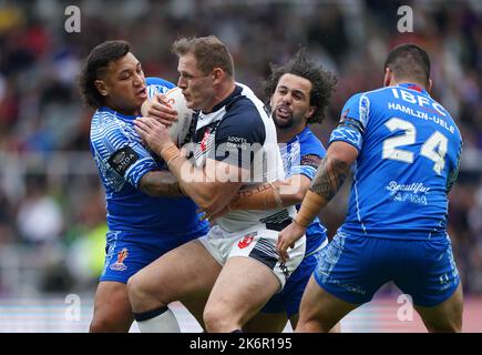 Der englische Thomas Burgess wird von Samoas Josh Papali'i und Josh Aloiai während des Rugby League World Cup-Spiels der Gruppe A im St. James' Park, Newcastle upon Tyne, angegangen. Bilddatum: Samstag, 15. Oktober 2022. Stockfoto