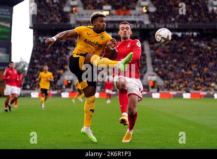 Adama Traore von Wolverhampton Wanderers überquert den Ball unter dem Druck von Harry Toffolo aus Nottingham Forest während des Spiels der Premier League im Molineux Stadium in Wolverhampton. Bilddatum: Samstag, 15. Oktober 2022. Stockfoto