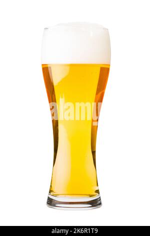 Glas mit weißen Lagerbier mit Schaum gefüllt. Isoliert auf weißem Hintergrund. Stockfoto