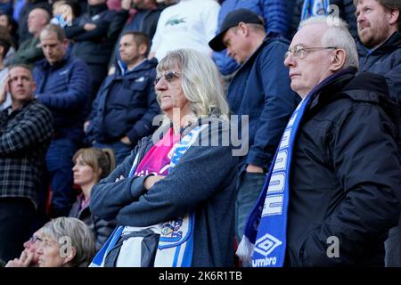 Fans von Huddersfield Town beobachten beim Sky Bet Championship-Spiel Rotherham United gegen Huddersfield Town im AESSEAL New York Stadium, Rotherham, Großbritannien, 15.. Oktober 2022 (Foto: Steve Flynn/News Images) Stockfoto