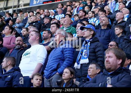 Fans von Huddersfield Town beobachten beim Sky Bet Championship-Spiel Rotherham United gegen Huddersfield Town im AESSEAL New York Stadium, Rotherham, Großbritannien, 15.. Oktober 2022 (Foto: Steve Flynn/News Images) Stockfoto