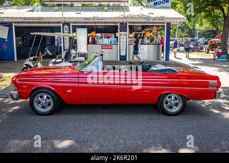 Falcon Heights, MN - 19. Juni 2022: Hochperspektivische Seitenansicht eines Ford Falcon Futura Cabriolets aus dem Jahr 1964 auf einer lokalen Automobilausstellung. Stockfoto