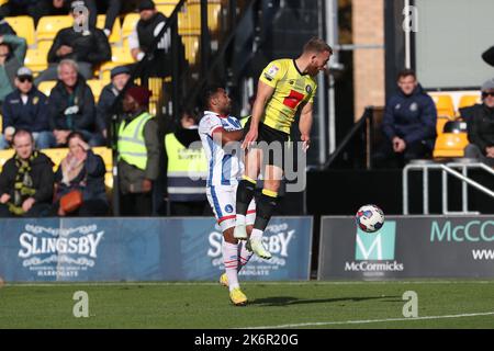 Wes McDonald von Hartlepool United im Einsatz mit George Thomson von Harrogate Town während des Spiels der Sky Bet League 2 zwischen Harrogate Town und Hartlepool United in Wetherby Road, Harrogate am Samstag, 15.. Oktober 2022. (Kredit: Mark Fletcher | MI News) Kredit: MI Nachrichten & Sport /Alamy Live News Stockfoto