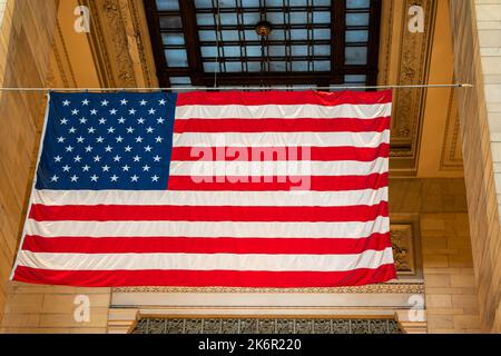 Nahaufnahme der US-Nationalflagge im Gebäude des Central Station in New York Stockfoto