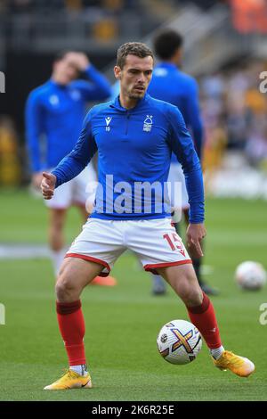 Wolverhampton, Großbritannien. 15. Oktober 2022. Harry Toffolo #15 von Nottingham Forest während der Aufwärmphase vor dem Spiel während des Premier League-Spiels Wolverhampton Wanderers gegen Nottingham Forest in Molineux, Wolverhampton, Großbritannien, 15.. Oktober 2022 (Foto von Mike Jones/News Images) in Wolverhampton, Großbritannien am 10/15/2022. (Foto von Mike Jones/News Images/Sipa USA) Quelle: SIPA USA/Alamy Live News Stockfoto