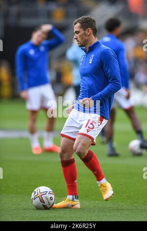 Wolverhampton, Großbritannien. 15. Oktober 2022. Harry Toffolo #15 von Nottingham Forest während der Aufwärmphase vor dem Spiel während des Premier League-Spiels Wolverhampton Wanderers gegen Nottingham Forest in Molineux, Wolverhampton, Großbritannien, 15.. Oktober 2022 (Foto von Mike Jones/News Images) in Wolverhampton, Großbritannien am 10/15/2022. (Foto von Mike Jones/News Images/Sipa USA) Quelle: SIPA USA/Alamy Live News Stockfoto