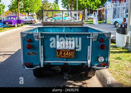 Falcon Heights, MN - 19. Juni 2022: Hochperspektivische Rückansicht eines 1955 Land Rover Series 1 107 Pickups auf einer lokalen Automobilmesse. Stockfoto