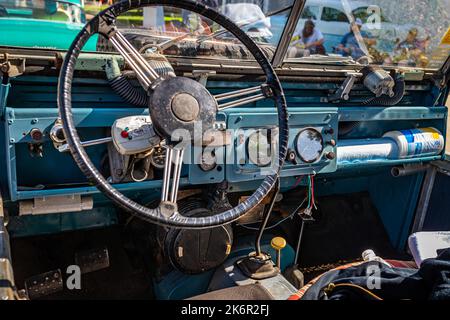 Falcon Heights, MN - 19. Juni 2022: Nahaufnahme eines 1955 Land Rover Series 1 107 Pickups auf einer lokalen Automshow. Stockfoto