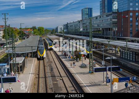 Nahverkehrszüge der Hauptbahnhof von Freiburg im Breisgau. Baden Württemberg, Deutschland, Europa Stockfoto