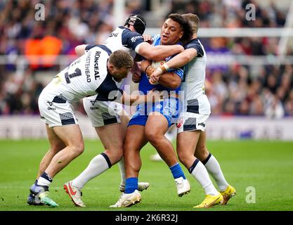 Josh Papali'i von Samoa wird während des Rugby League World Cup-Spiels der Gruppe A im St. James' Park, Newcastle upon Tyne, angegangen. Bilddatum: Samstag, 15. Oktober 2022. Stockfoto