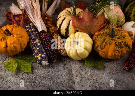 Herbstliche Stillleben mit Kürbis Stockfoto