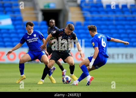 Viktor Gyokeres (Mitte) von Coventry City kämpft mit Mark Harris (links) und Ryan Wintle (rechts) von Cardiff City während des Sky Bet Championship-Spiels im Cardiff City Stadium, Cardiff, um den Ball. Bilddatum: Samstag, 15. Oktober 2022. Stockfoto