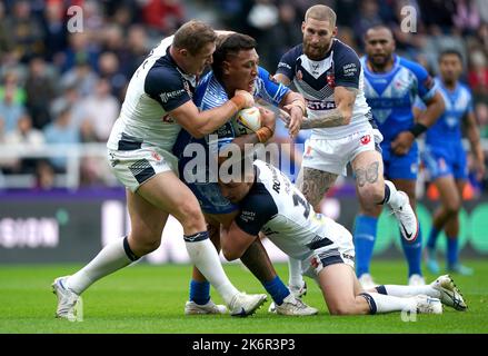 Josh Papali'i von Samoa wird während des Rugby League World Cup-Spiels der Gruppe A im St. James' Park, Newcastle upon Tyne, angegangen. Bilddatum: Samstag, 15. Oktober 2022. Stockfoto