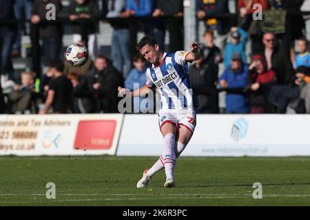 Alex Lacey von Hartlepool United in Aktion während des Spiels der Sky Bet League 2 zwischen Harrogate Town und Hartlepool United in Wetherby Road, Harrogate am Samstag, 15.. Oktober 2022. (Kredit: Mark Fletcher | MI News) Kredit: MI Nachrichten & Sport /Alamy Live News Stockfoto